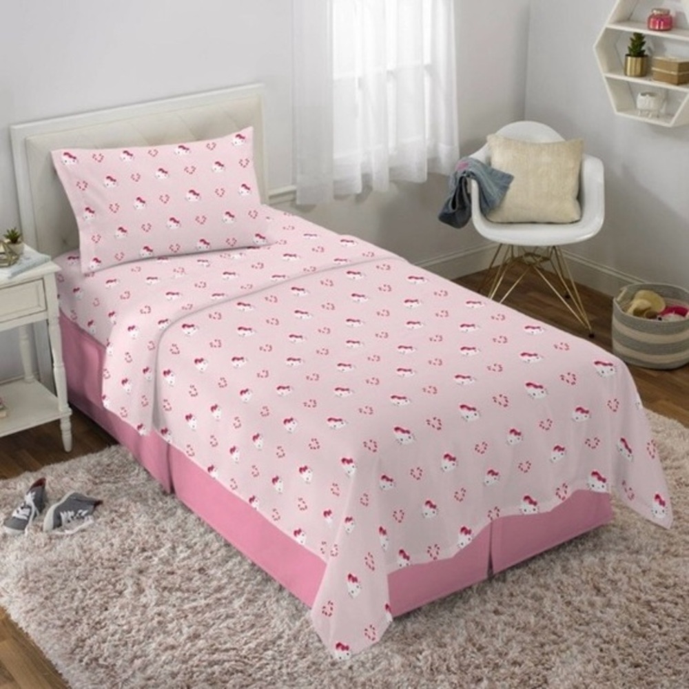 ❌❌NWT. HELLO KITTY Holiday Twin Sheet Set